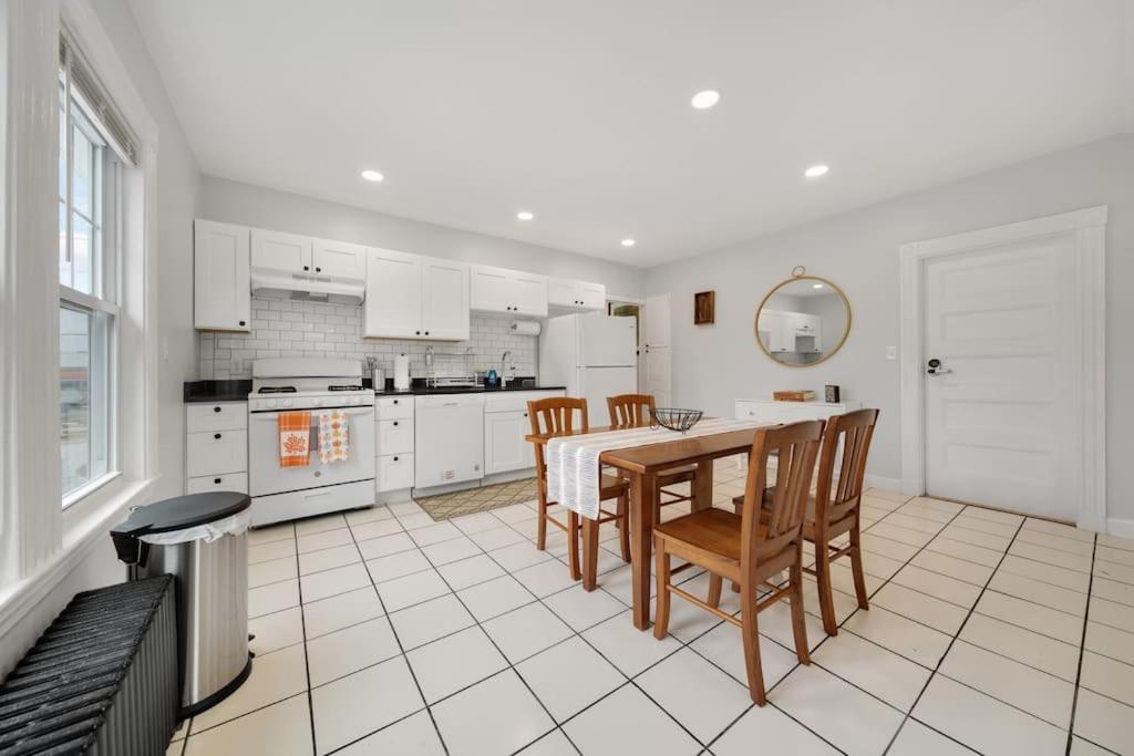 5Br 2Bh Bright & Spacious Apt In Brighton Boston Rom bilde