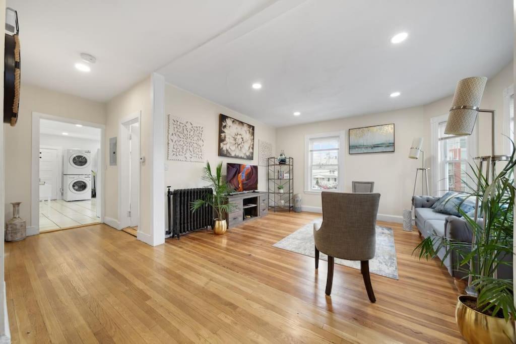 5Br 2Bh Bright & Spacious Apt In Brighton Boston Rom bilde